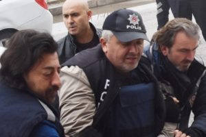 Kan donduran detaylar! &Ouml;nce annesinin ayaklarını &ouml;pt&uuml;...