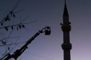 İmamın cesedi minareden vin&ccedil;le indirildi