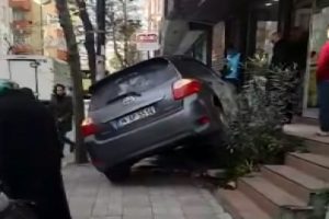 Kadın s&uuml;r&uuml;c&uuml; fren yerine gaza basınca...