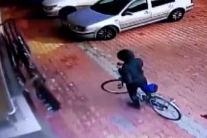 Bisikletli &ccedil;ocuk hırsız kameraya yakalandı