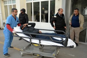 Bursa Uludağ'da mahsur kalan 3 kişiyi askerler hastaneye omuzlarında getirdi