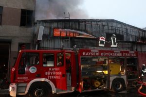 Baza ve yatak imalathanesinde yangın