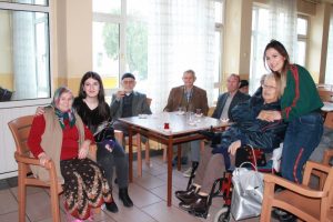 Bursa'da &uuml;niversiteli gen&ccedil;lerden yaşlılara vefa