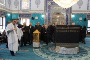 Bursa'da umreye gidecek vatandaşlar dev Kabe maketinin &ouml;n&uuml;nde tavaf yapıyor