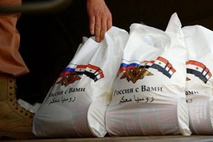 Rus askeri Suriye'de yemek dağıttı