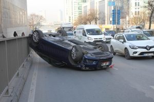 L&uuml;ks otomobil takla attı: 1 yaralı
