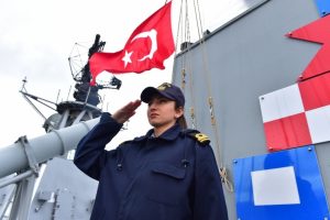 T&uuml;rk savaş gemisinin perisi