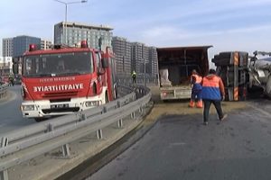 İstanbul'da sahil yolunda beton mikseri devrildi