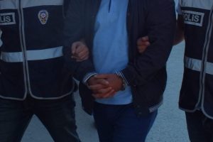 Eski emniyet m&uuml;d&uuml;r&uuml; sahte kimlikle yakalandı