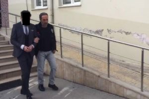 Bursa'da takım elbiseyle adliyeye gittiler!