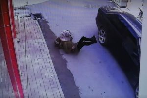 Bursa'da hamile kadına otomobil &ccedil;arptı
