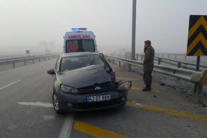 Polis aracı bariyerlere &ccedil;arptı: 2 yaralı