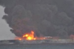 &Ccedil;in'de petrol tankerinin infilak etmesinden korkuluyor