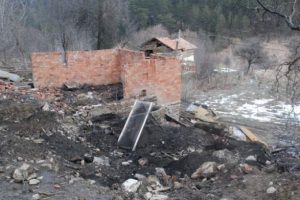 Kayıp 5 kişilik aile i&ccedil;in kum elekli arama