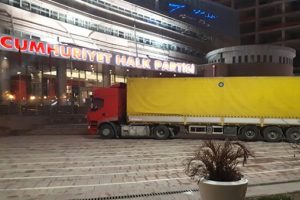 TIR'la İstanbul'dan yola &ccedil;ıkan CHP'li vekiller Ankara'ya ulaştı