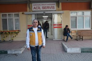 Hastayı sırtında 500 metre taşıdı