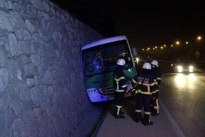 Otob&uuml;s kanala girdi: 3 yaralı