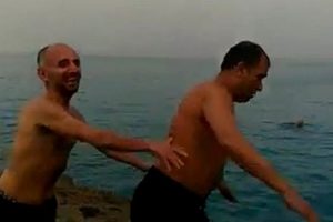 Okul m&uuml;d&uuml;r&uuml; şiir okuyup denize atladı
