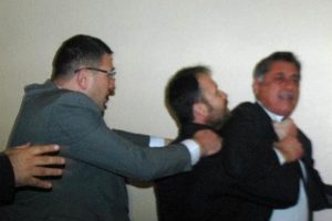 CHP kongresinde boğazına sarılıp k&uuml;rs&uuml;den indirmeye &ccedil;alıştı!