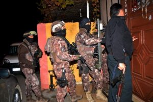 Adana'da PKK operasyonu: 8 g&ouml;zaltı