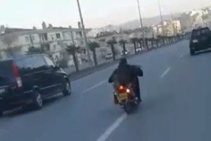 Bursa'da yatarak motosiklet kullandı