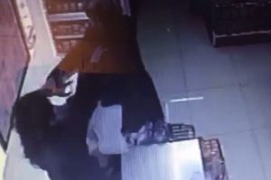 Kadınların sa&ccedil; sa&ccedil;a baş başa kavgası kamerada