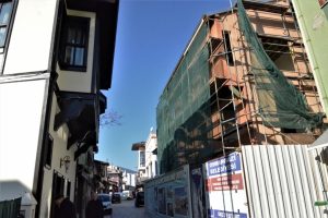 Tarihi Bursa evleri yeniden inşa ediyor