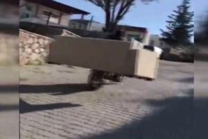 Motosikletle &ccedil;ekyat taşıdı