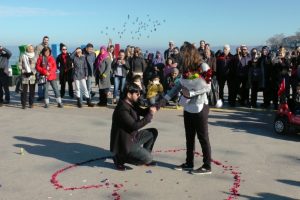 Şehir merkezinde evlenme teklifi