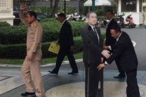 Tayland Başbakanı: Bana değil, karton maketime sorun