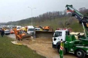 TEM'de kamyon devrildi! Yol trafiğe kapandı