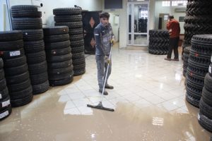 Şebeke borusu patladı, d&uuml;kkanlar sular altında kaldı