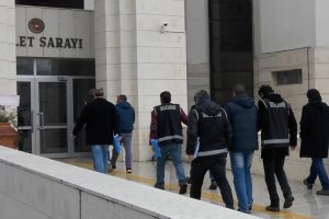 Mersin'de uyuşturucu operasyonu: 20 g&ouml;zaltı