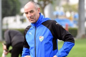 Bursaspor Teknik Direkt&ouml;r&uuml; Le Guen futbolcularla tek tek g&ouml;r&uuml;şt&uuml;