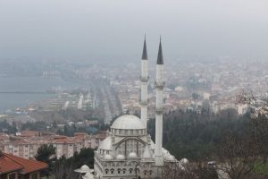 B&uuml;y&uuml;kşehirler i&ccedil;inde en az cami bu kentte