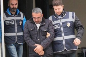 Minib&uuml;s şof&ouml;r&uuml;, durağı ka&ccedil;ıran yolcuyu bı&ccedil;akladı!