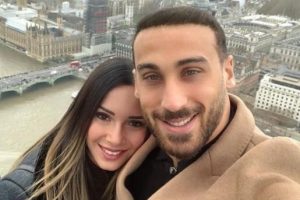 Cenk Tosun'un eşi İngiltere'de g&uuml;ndem oldu