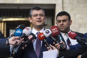 CHP'li &Ouml;zel: Kapatılan partinin anahtarlarını teslim etmeye gidiyor