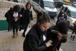 Sahte "call center" ile binlerce lira dolandırdılar