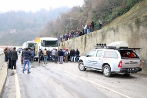 Otomobil u&ccedil;uruma yuvarlandı, burunları bile kanamadı