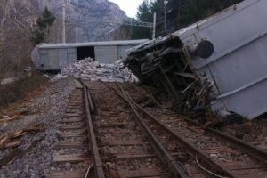Pozantı'da y&uuml;k treni devrildi