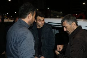 'Banka benim' diyerek bankanın camı kırıp i&ccedil;eri girip oturdu!
