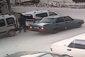 &Ouml;nce camını kırdılar, sonra i&ccedil;indekileri &ccedil;aldılar
