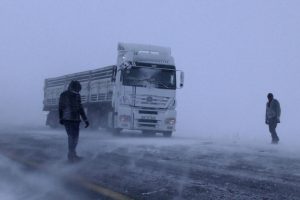 Tırlar Sahara Ge&ccedil;idinde mahsur kaldı