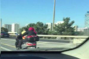 Motosiklete bebeğiyle binen &ccedil;ift kamerada