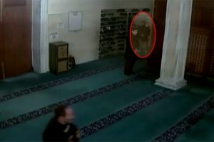 Camiye dadanan ayakkabı hırsızları kamerada