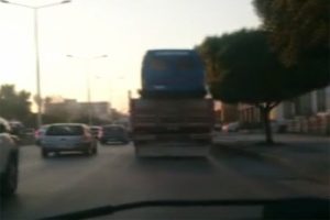 Kamyon kasasına jandarma aracını y&uuml;kleyip tehlike sa&ccedil;tı