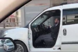 Hem kapısı yok hem de telefonla oynuyor