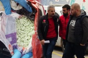 &Uuml;zerinde 'Her şey &ccedil;ocukların mutluluğu i&ccedil;in' yazan poşetten 5 bin ecstasy &ccedil;ıktı