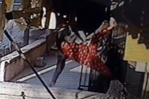 6 aylık hamile kadın &ccedil;atıdan d&uuml;şt&uuml;